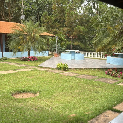 Área verde das instalações da Clínica Reviva, em Piedade