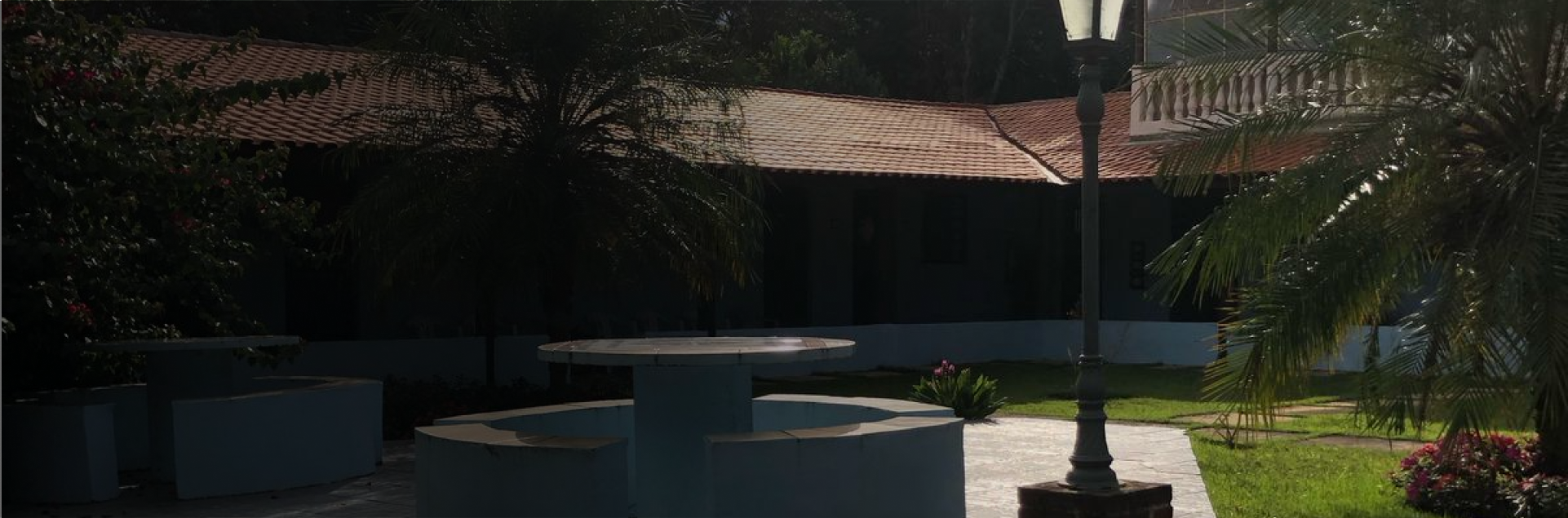 Jardim e espaço externo da Clínica Reviva, em Piedade