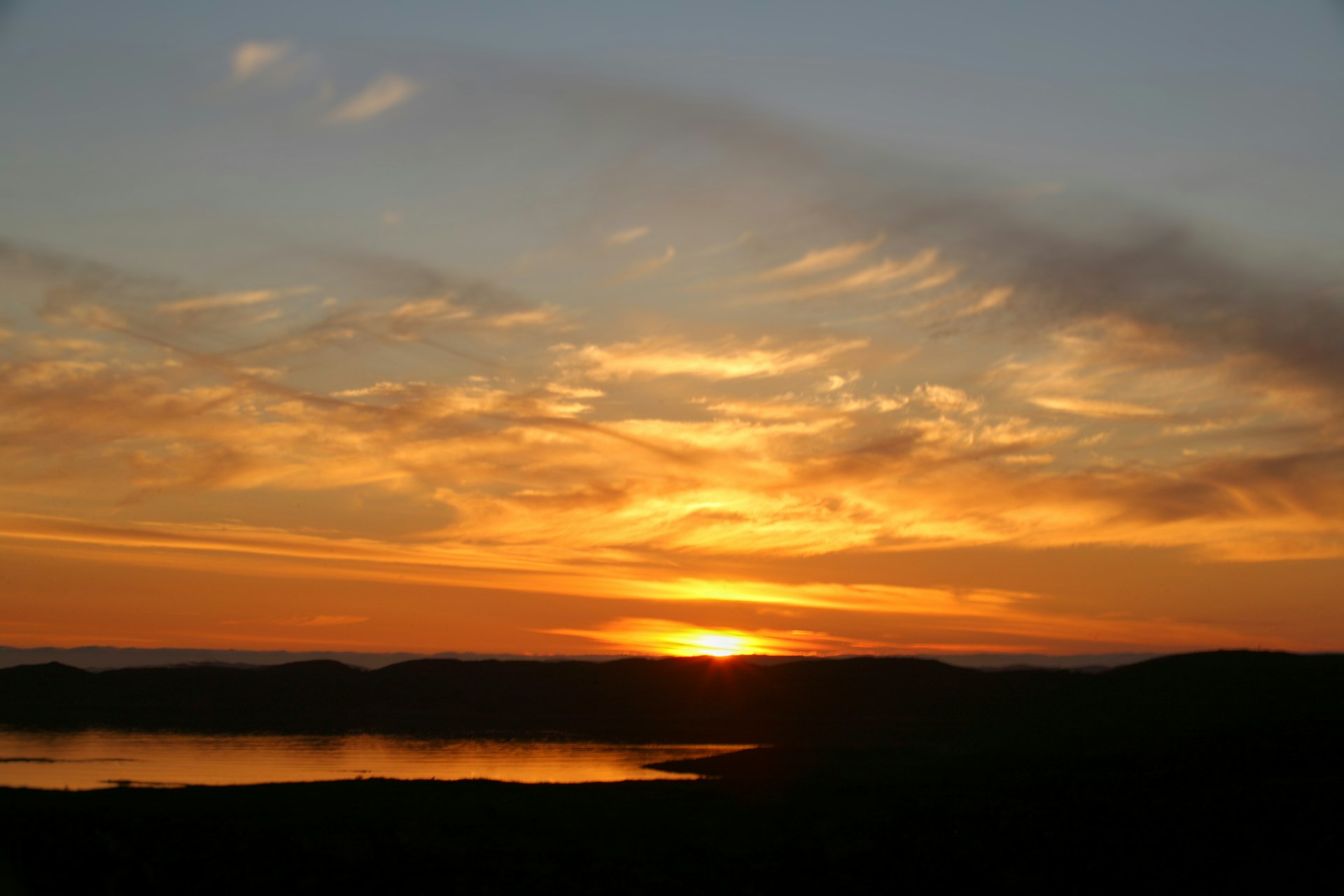 Luz do fim da tarde sobre uma paisagem, imagem simbólica de novos começos